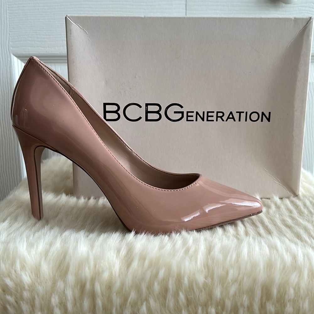 BCBGeneration, size 7.5, Heidi Glossy Patent leather pumps in Blush, never worn